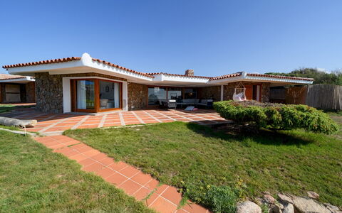 Villa Portobello 10+2: Arbusto, Casa, Techo, Inmuebles, Casa De Campo, Jardín, Hacienda, Paisajismo, Sombra, Villa