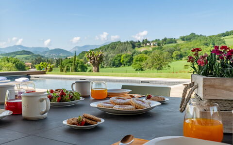 Villa Mamon 6+2: Vajilla, Colina, Mesa, Comida, Mueble, Cordillera, Utensilios Para Servir, Vajilla