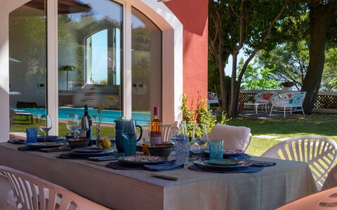 Villa Fiola 8: Mueble, Silla, Mesa, Cocina Y Comedor Mesa, Mueble Para Exteriores, Recurso, Mesa Al Aire Libre, Restaurante, Sombra, Comedor