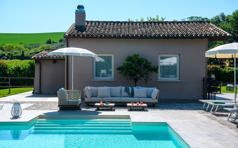 Villa Isola 8+2: Piscina, Mueble Para Exteriores, Mueble, Recurso, Barrio Residencial, Casa, Material Compuesto, Inmuebles, Sombra, Jardín