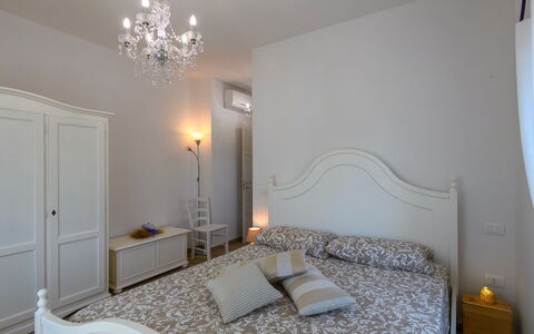 Villa Isola 8+2: Mueble, Diseño De Interiores, Cama, Habitación, Suelo, Pared, Piso, Madera, Habitación, Sábana
