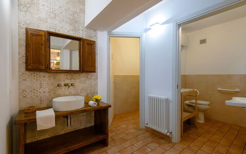 Villa Isola 8+2: Piso, Lavabo Del Baño, Pared, Suelo, Diseño De Interiores, Arreglo De Tubería, Madera, Techo, Lavabo, Baño