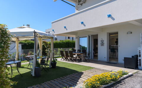 Villa Alma 8+2: Barrio Residencial, Casa, Sombra, Inmuebles, Jardín, Paisajismo, Yarda, Maceta, Balcón