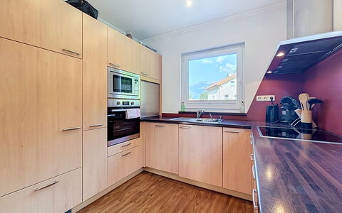 Ferienhaus Siegele: Piso, Aparato De Cocina, Diseño De Interiores, Cocina, Mostrador, Suelo, Gabinetes, Electrodoméstico, Madera, Mueble