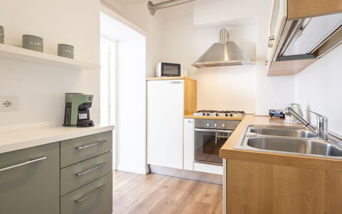 Genzianella Alpine Apartment: Piso, Suelo, Techo, Diseño De Interiores, Mostrador, Cocina, Gabinetes, Habitación, Electrodoméstico, Lámpara
