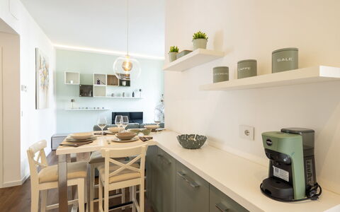Genzianella Alpine Apartment: Piso, Suelo, Techo, Diseño De Interiores, Mostrador, Cocina, Gabinetes, Habitación, Electrodoméstico, Lámpara