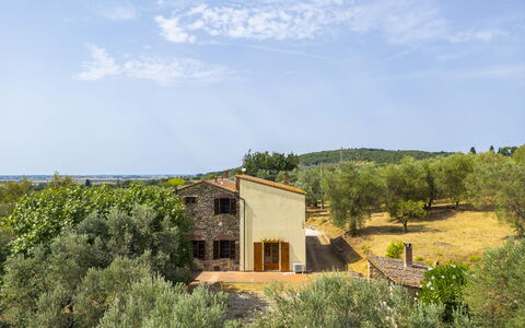 Casale le Lupe Apartments: Hierba, Casa, Área Rural, Arbusto, Paisaje, El Terreno Del Lote, Casa, Cabaña, Casa De Campo