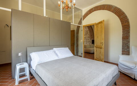 Casale le Lupe Apartments: Pared, Diseño De Interiores, Mueble, Habitación, Piso, Suelo, Techo, Cama, Habitación, Encendiendo