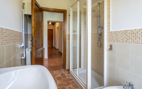Casale le Lupe Apartments: Piso, Arreglo De Tubería, Suelo, Diseño De Interiores, Techo, Baño, Plomería, Grifo, Habitación, Puerta