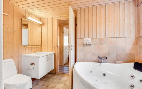 Liina - 3Km from the Sea: Arreglo De Tubería, Baño, Piso, Suelo, Madera, Diseño De Interiores, Lavabo Del Baño, Bañera, Techo, Lavabo