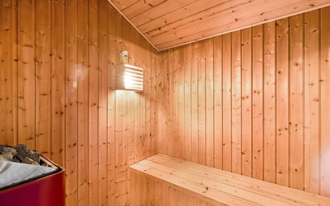 Liina - 3Km from the Sea: Madera, Piso, Suelo, Diseño De Interiores, Sauna, Techo, Manchas De Madera, Habitación, Madera Dura, Material Natural