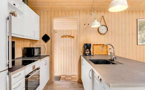 Liina - 3Km from the Sea: Cocina, Madera, Piso, Mostrador, Aparato De Cocina, Diseño De Interiores, Mueble, Electrodoméstico, Gabinetes, Suelo
