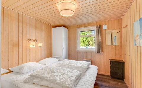 Liina - 3Km from the Sea: Madera, Diseño De Interiores, Techo, Piso, Suelo, Habitación, Cama, Manchas De Madera, Habitación, Casa