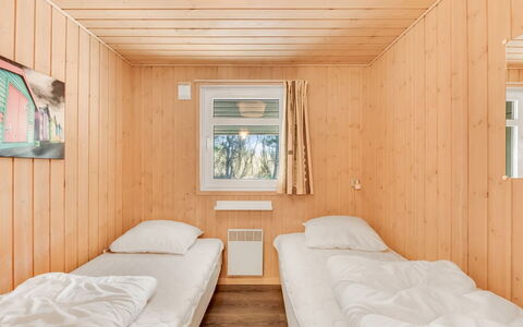 Liina - 3Km from the Sea: Madera, Habitación, Piso, Diseño De Interiores, Suelo, Techo, Manchas De Madera, Cama, Habitación, Tablón