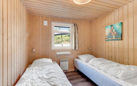 Liina - 3Km from the Sea: Madera, Habitación, Cama, Marco De La Cama, Madera Dura, Manchas De Madera, Lecho, Tablón, Sábana, Diseño