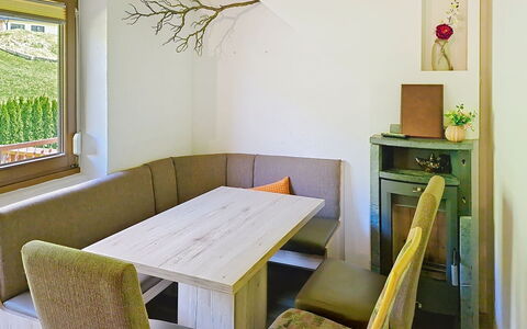 Arzl im Pitztal 15: Mueble, Madera, Diseño De Interiores, Piso, Mesa, Suelo, Cocina Y Comedor Mesa, Silla, Habitación, Comedor