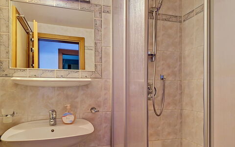 Arzl im Pitztal 15: Baño, Arreglo De Tubería, Piso, Lavabo Del Baño, Suelo, Diseño De Interiores, Lavabo, Grifo, Plomería, Espejo