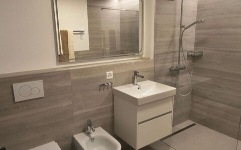 Ferienwohnung Schof: Piso, Suelo, Asiento Del Baño, Arreglo De Tubería, Baño, Baño, Diseño De Interiores, Lavabo, Lavabo Del Baño, Plomería