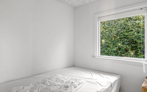 Kora - 300M from the Sea: Pared, Techo, Diseño De Interiores, Habitación, Suelo, Sábana, Lecho, La Luz Del Día, Cama
