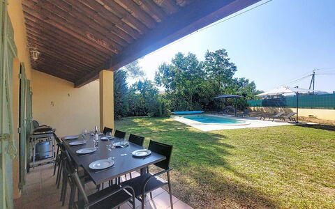 La Jeansarde: Piscina, Sombra, Patio Interior, Inmuebles, Paisajismo, Césped, Yarda, Recurso, Casa De Campo, Silla