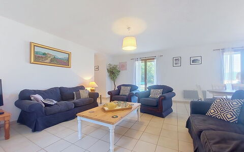 La Jeansarde: Mueble, Piso, Diseño De Interiores, Sofá, Suelo, Mesa, Sala, Techo, Habitación