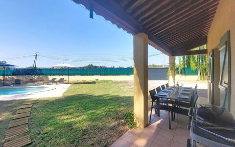 La Jeansarde: Sombra, Piscina, Inmuebles, Patio Interior, Paisajismo, Recurso, Estructura Al Aire Libre, Eco Hotel, Mueble Para Exteriores, Yarda