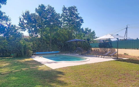 La Jeansarde: Azul, Piscina, Recurso, Sombra, Jardín, Césped, Paisajismo, Patio Interior, Hacienda, Yarda