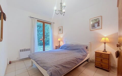 La Jeansarde: Cama, Mueble, Habitación, Diseño De Interiores, Sábana, Lecho, Suelo, Madera, Techo, Piso