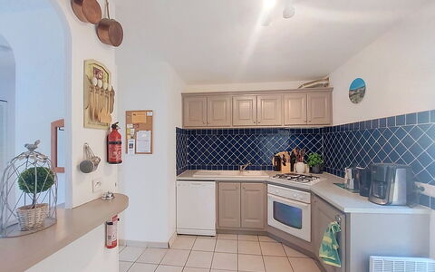 La Jeansarde: Cocina, Mostrador, Aparato De Cocina, Diseño De Interiores, Electrodoméstico, Gabinetes, Piso, Mueble, Estufa De Cocina, Habitación