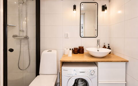 Solgläntan: Baño, Arreglo De Tubería, Diseño De Interiores, Lavabo, Lavabo Del Baño, Piso, Mueble De Baño, Suelo, Grifo, Baño
