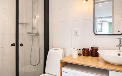 Solgläntan: Baño, Diseño De Interiores, Arreglo De Tubería, Lavabo Del Baño, Piso, Espejo, Lavabo, Suelo, Grifo, Mueble De Baño