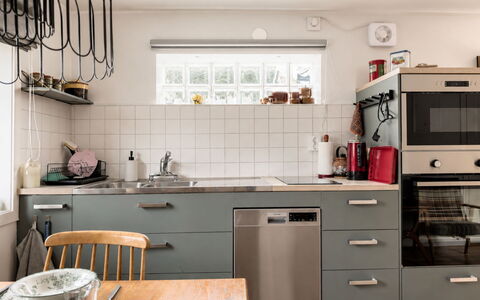 Solgläntan: Aparato De Cocina, Cocina, Mostrador, Mueble, Gabinetes, Electrodoméstico, Diseño De Interiores, Electrodoméstico, Cajón, Piso