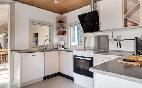 Hedwig - 120M to the Fjord: Cocina, Mostrador, Aparato De Cocina, Electrodoméstico, Diseño De Interiores, Madera, Piso, Techo, Gabinetes, Electrodoméstico