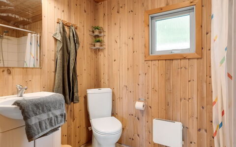 Hedwig - 120M to the Fjord: Pared, Piso, Madera, Suelo, Diseño De Interiores, Arreglo De Tubería, Techo, Baño, Habitación, Baño