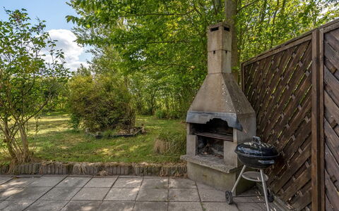 Hedwig - 120M to the Fjord: Jardín, Paisajismo, Patio Interior, Yarda, Sombra, Césped, Losa, Madera Dura, Mueble Para Exteriores