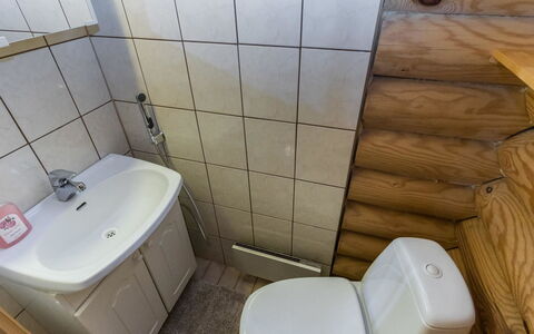 Niinimökki: Asiento Del Baño, Lavabo Del Baño, Arreglo De Tubería, Baño, Baño, Lavabo, Piso, Suelo, Grifo, Plomería