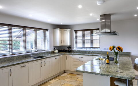 The Farmhouse at Rusty Lane Farm: Diseño De Interiores, Mueble, Piso, Mostrador, Cocina, Madera, Gabinetes, Techo, Casa, Suelo