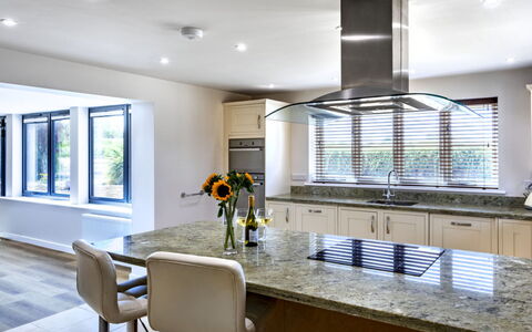 The Farmhouse at Rusty Lane Farm: Mueble, Cocina, Diseño De Interiores, Mostrador, Piso, Aparato De Cocina, Gabinetes, Madera, Techo, Suelo