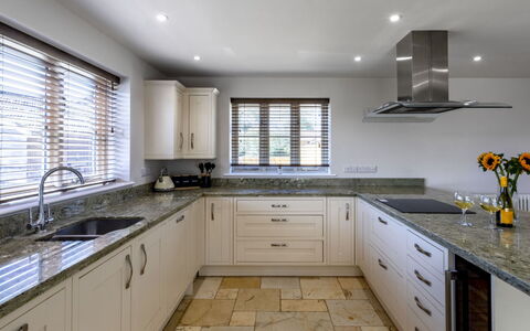 The Farmhouse at Rusty Lane Farm: Cocina, Mostrador, Gabinetes, Diseño De Interiores, Piso, Madera, Mueble, Casa, Suelo, Techo