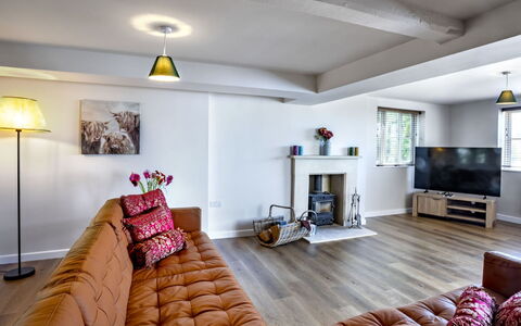 The Farmhouse at Rusty Lane Farm: Mueble, Diseño De Interiores, Piso, Sofá, Pared, Suelo, Madera, Sala, Habitación, Techo