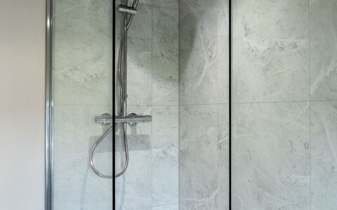The Farmhouse at Rusty Lane Farm: Arreglo De Tubería, Ducha, Alcachofa De La Ducha, Baño, Puerta De La Ducha, Plomería, Panel De Ducha, Barra De La Ducha, Loseta