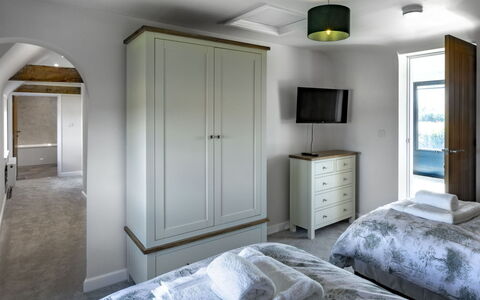 The Farmhouse at Rusty Lane Farm: Diseño De Interiores, Piso, Suelo, Habitación, Madera, Cama, Mueble, Techo, Habitación, Encendiendo