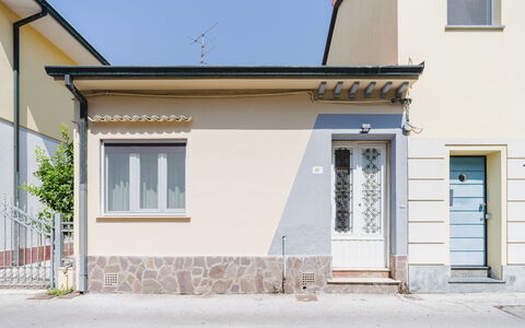 Contemporary House: Pared, Edificio, Ventana, Puerta, Superficie De La Carretera, Fachada, Barrio Residencial, Casa, Arquitectura, Casa