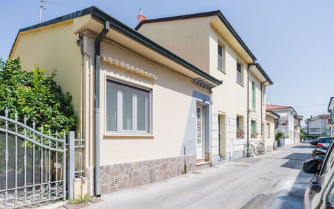 Contemporary House: Pared, Edificio, Ventana, Superficie De La Carretera, Barrio Residencial, Barrio, Fachada, Casa, Arquitectura, By