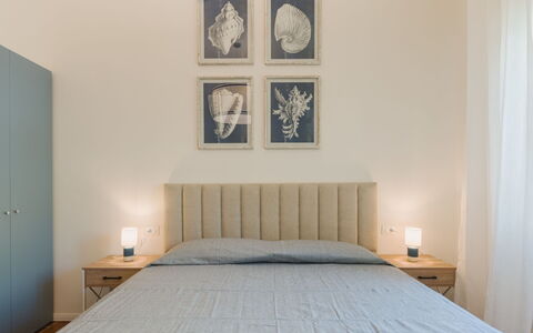 Contemporary House: Mueble, Cama, Habitación, Diseño De Interiores, Lecho, Sábana, Madera, Suelo, Piso, Linos