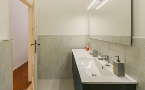 Contemporary House: Piso, Pared, Diseño De Interiores, Suelo, Arreglo De Tubería, Techo, Lavabo Del Baño, Baño, Lavabo, Grifo
