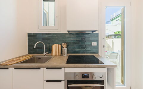 Contemporary House: Cocina, Mostrador, Aparato De Cocina, Piso, Diseño De Interiores, Electrodoméstico, Madera, Gabinetes, Suelo, Mueble