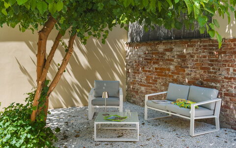 Contemporary House: Mueble, Mueble Para Exteriores, Silla, Jardín, Cobertura Del Suelo, Sombra, Banco, Brazo, Patio Interior