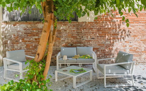 Contemporary House: Mueble, Mueble Para Exteriores, Silla, Jardín, Mesa Al Aire Libre, Brazo, Patio, Sombra, Patio Interior
