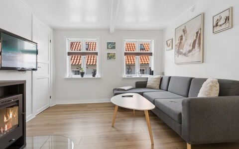 Jasper - 100M from the Sea: Diseño De Interiores, Mueble, Piso, Sofá, Pared, Suelo, Madera, Sala, Techo, Casa